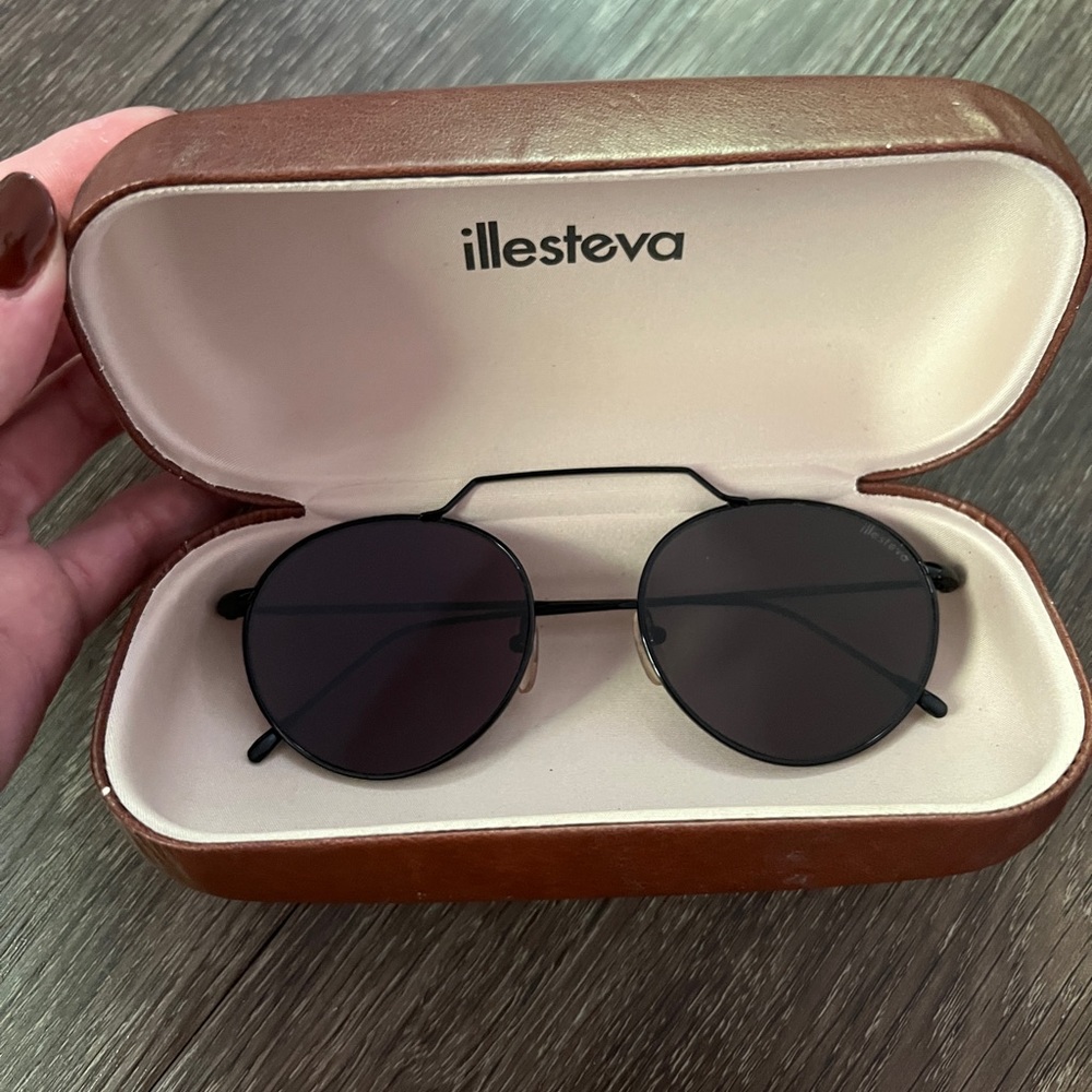 Illsteva Wynwood Sunglasses •